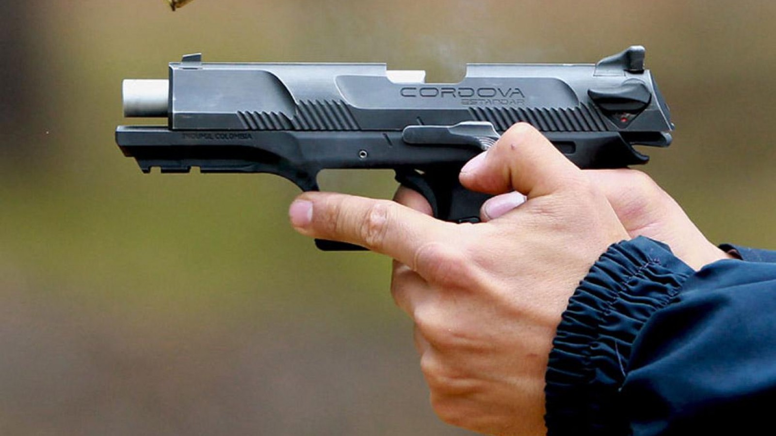 Efectivo de la policía asesinó a su pareja con su arma y luego se quitó la vida